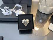 Uubags Chanel 2021K Golden Tone Heart Metal Brooch With CC Logo Black - 5