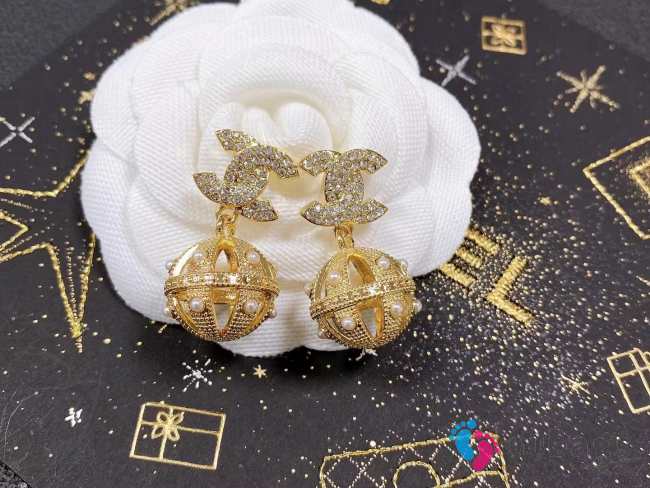 Uubags Chanel Gold Metal, Crystal And Pearl Disco Ball CC Drop Earrings - 1