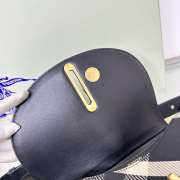 Uubags Burberry Medium Rocking Horse Bag in Black 19x6x16cm - 4