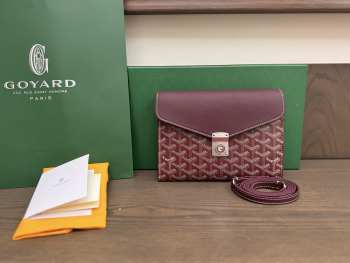 Uubags Chypre wallet-pouch in burgundy 21x16x4cm