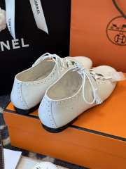 Uubags Hermes Khea derby shoes white with black leather sole - 4