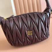 Uubags Miu Miu Matelasse nappa leather pouch in burgundy 15x8.5x8cm - 4
