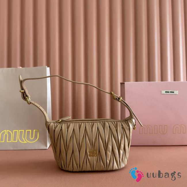 Uubags Miu Miu Matelasse nappa leather pouch in beige 15x8.5x8cm - 1