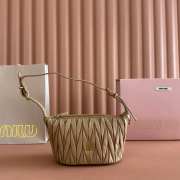 Uubags Miu Miu Matelasse nappa leather pouch in beige 15x8.5x8cm - 1