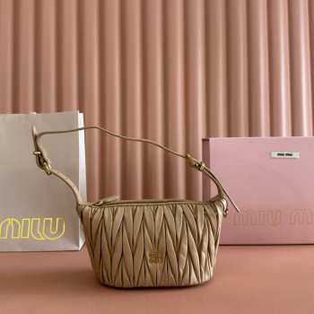 Uubags Miu Miu Matelasse nappa leather pouch in beige 15x8.5x8cm