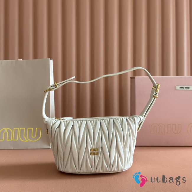 Uubags Miu Miu Matelasse nappa leather pouch in white 15x8.5x8cm - 1