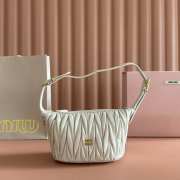Uubags Miu Miu Matelasse nappa leather pouch in white 15x8.5x8cm - 1