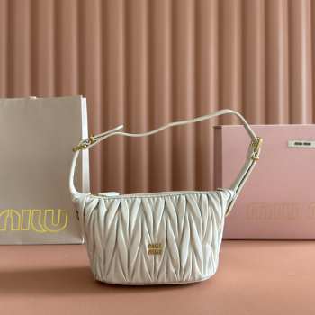 Uubags Miu Miu Matelasse nappa leather pouch in white 15x8.5x8cm