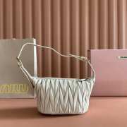 Uubags Miu Miu Matelasse nappa leather pouch in white 15x8.5x8cm - 6