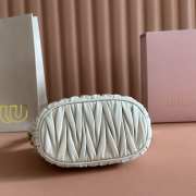 Uubags Miu Miu Matelasse nappa leather pouch in white 15x8.5x8cm - 4