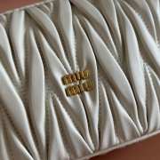 Uubags Miu Miu Matelasse nappa leather pouch in white 15x8.5x8cm - 3
