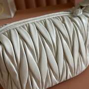Uubags Miu Miu Matelasse nappa leather pouch in white 15x8.5x8cm - 2