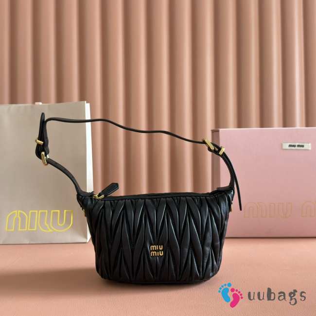 Uubags Miu Miu Matelasse nappa leather pouch in black 15x8.5x8cm - 1