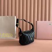 Uubags Miu Miu Matelasse nappa leather pouch in black 15x8.5x8cm - 6
