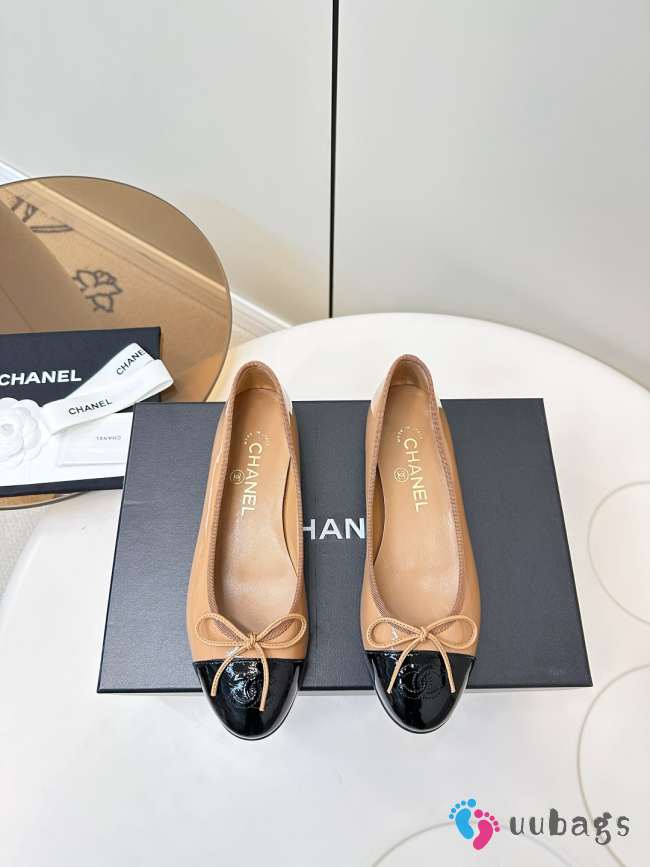 Uubags Chanel Ballet Flats Patent Calfskin In Beige & Black - 1