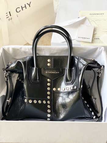 Uubags Givenchy Antigona Soft Bag Studded Leather Medium Black 30x8x15cm