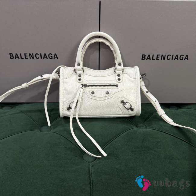Uubags Balenciaga Le City bag mini in white Arena Storico lambskin, brass hardware 24x16x6cm - 1