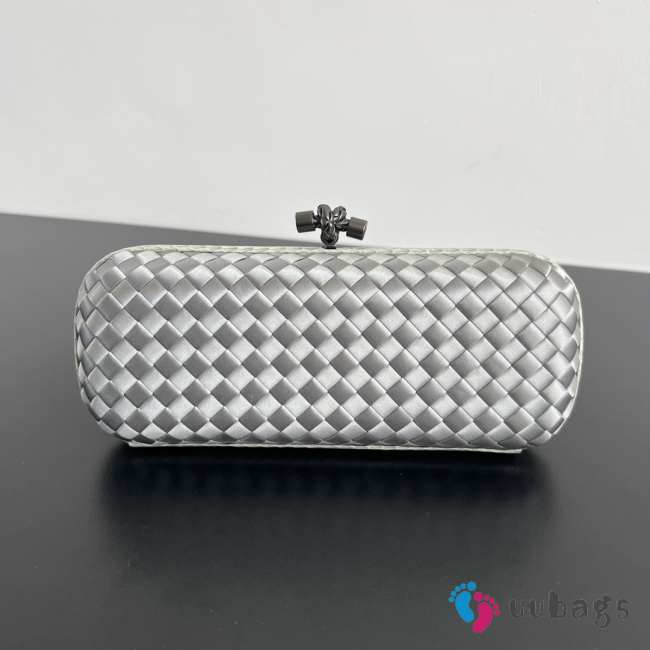 Uubags Bottega Veneta silver intrecciato woven satin knot clutch bag 25x10x5cm - 1