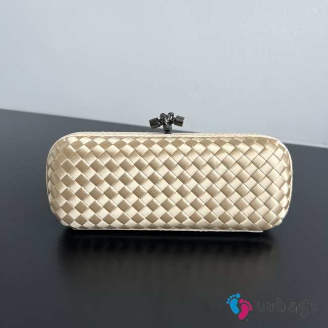 Uubags Bottega Veneta beige intrecciato woven satin knot clutch bag 01 25x10x5cm - 1