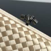 Uubags Bottega Veneta beige intrecciato woven satin knot clutch bag 01 25x10x5cm - 2