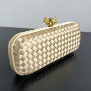 Uubags Bottega Veneta beige intrecciato woven satin knot clutch bag 02 25x10x5cm - 3