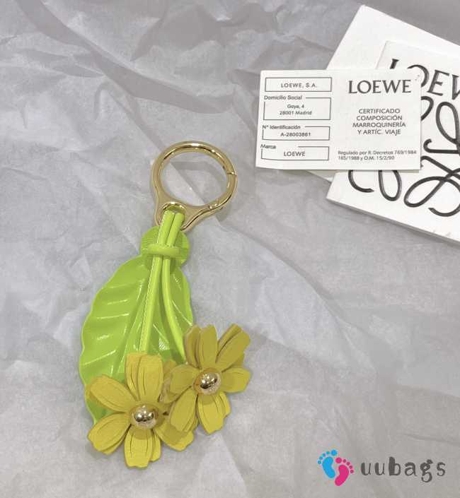 Uubags Loewe Chamomile flower charm in classic calfskin in yellow/green - 1