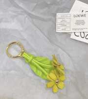 Uubags Loewe Chamomile flower charm in classic calfskin in yellow/green - 6