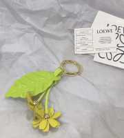 Uubags Loewe Chamomile flower charm in classic calfskin in yellow/green - 4