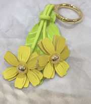 Uubags Loewe Chamomile flower charm in classic calfskin in yellow/green - 3