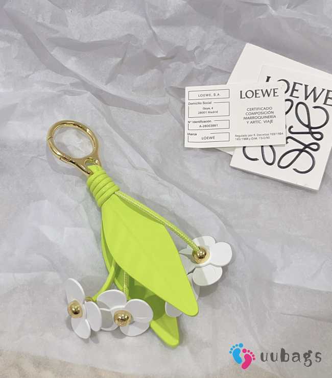 Uubags Loewe Chamomile flower charm in classic calfskin in white/green - 1