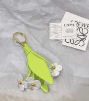 Uubags Loewe Chamomile flower charm in classic calfskin in white/green - 1