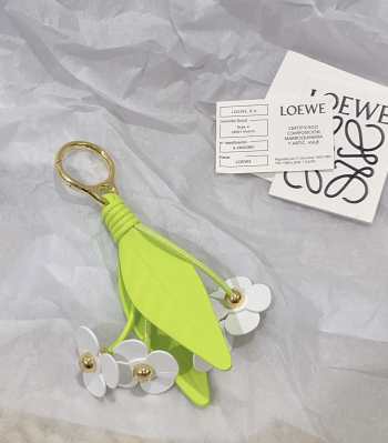 Uubags Loewe Chamomile flower charm in classic calfskin in white/green