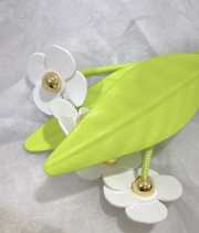 Uubags Loewe Chamomile flower charm in classic calfskin in white/green - 6