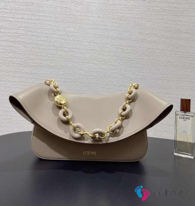 Uubags Loewe medium Ora bag in smooth calf sand 26x13x18cm - 1