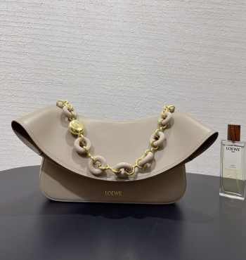 Uubags Loewe medium Ora bag in smooth calf sand 26x13x18cm