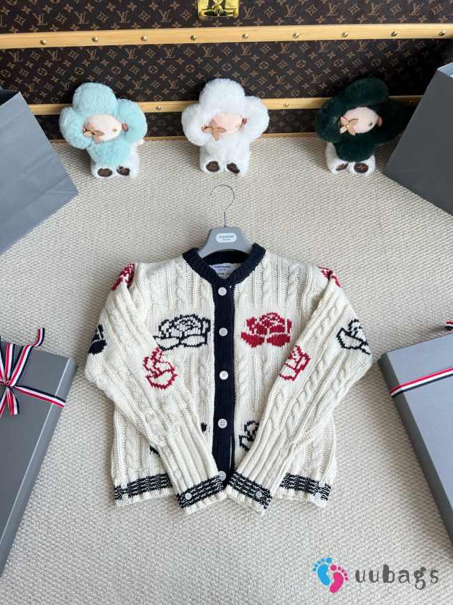 Uubags Thom Browne Rose-intarsia cable-knit cardigan in white - 1