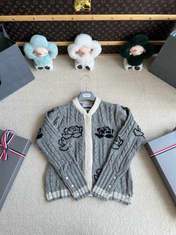 Uubags Thom Browne Rose-intarsia cable-knit cardigan in grey