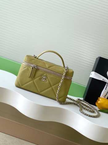 Uubags Chanel Vanity bag with strap lambskin & silver metal in green 17x19.5x5cm