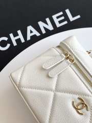 Uubags Chanel Vanity bag with strap grained calfskin & gold metal in white 17x19.5x5cm - 6