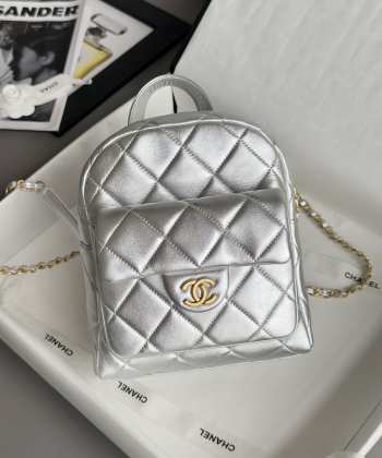 Uubags Chanel Duma backpack in silver metallic lambskin with gold hardware 22x22.5x8.5cm