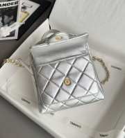 Uubags Chanel Duma backpack in silver metallic lambskin with gold hardware 22x22.5x8.5cm - 2