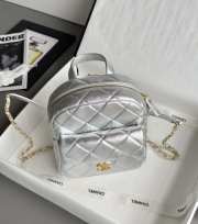 Uubags Chanel Duma backpack in silver metallic lambskin with gold hardware 22x22.5x8.5cm - 6