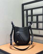 Uubags Loewe Hammock Slice leather crossbody bag in black 21x10.5x24cm - 1
