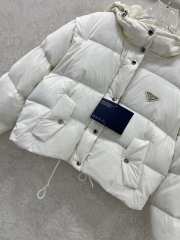 Uubags Prada Re-Nylon cropped convertible down jacket in white - 2
