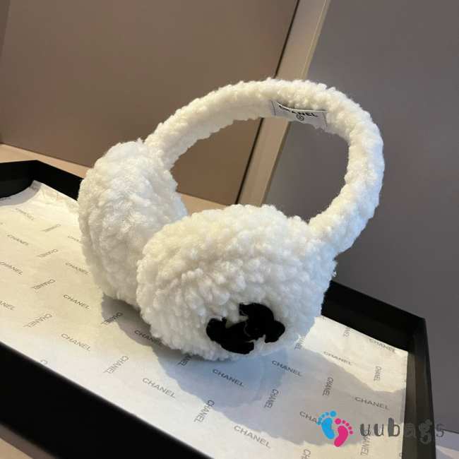 Uubags Chanel Earmuffs Shearling Lambskin In Ecru & Black - 1