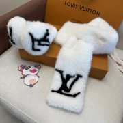 Uubags Louis Vuitton M97421 Cloud Earmuff & Fur Scarf Set In White - 5