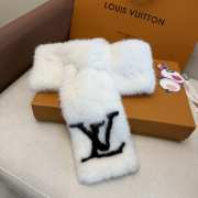 Uubags Louis Vuitton M97421 Cloud Earmuff & Fur Scarf Set In White - 4