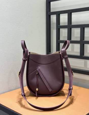Uubags Loewe Hammock Slice leather crossbody bag in burgundy 21x10.5x24cm