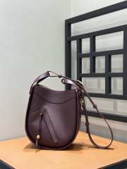 Uubags Loewe Hammock Slice leather crossbody bag in burgundy 21x10.5x24cm - 3