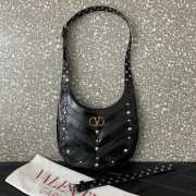 Uubags Valentino Garavani Black Hoboho Small Nappa Leather Hobo Bag With Chevron Pattern And Studs - 3